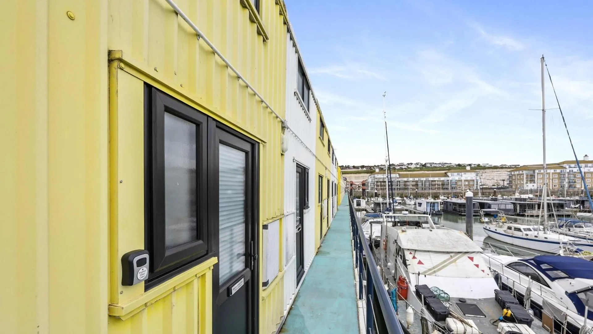 Brighton Water Cabin At The Marina, Free Parking By My Getaways