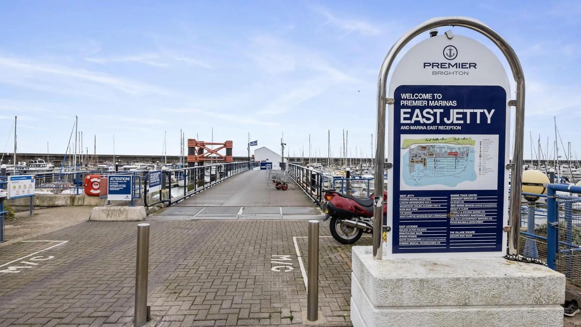Brighton Water Cabin At The Marina, Free Parking By My Getaways